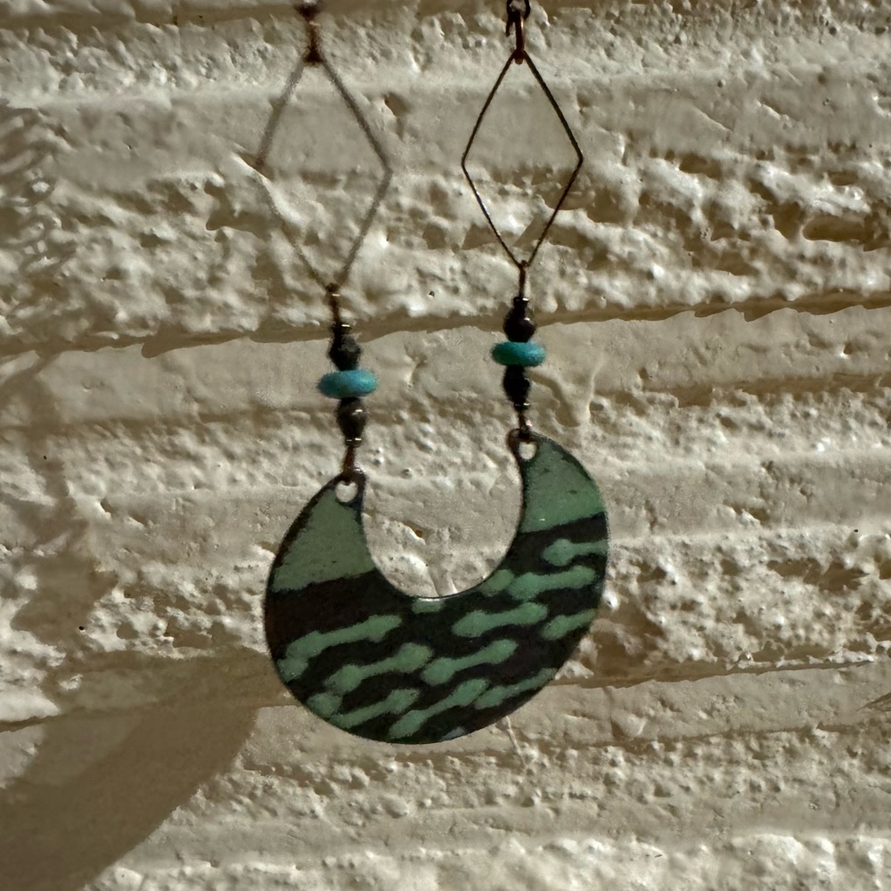 Handmade long necklace. Copper material and enamel/glaze with beads.